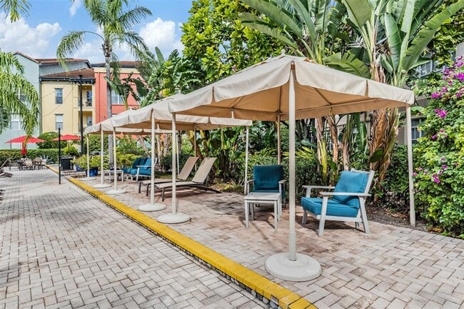 Building Photo - 2410 W Azeele St