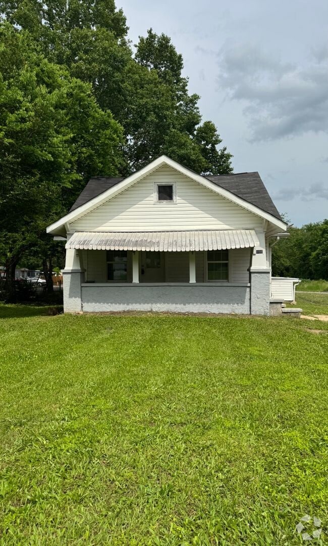 Building Photo - Cute & Comfortable Living in the Lookout M...