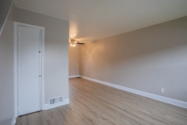 Building Photo - Charming 2 BR/1 Townhome in Brooklyn Park!