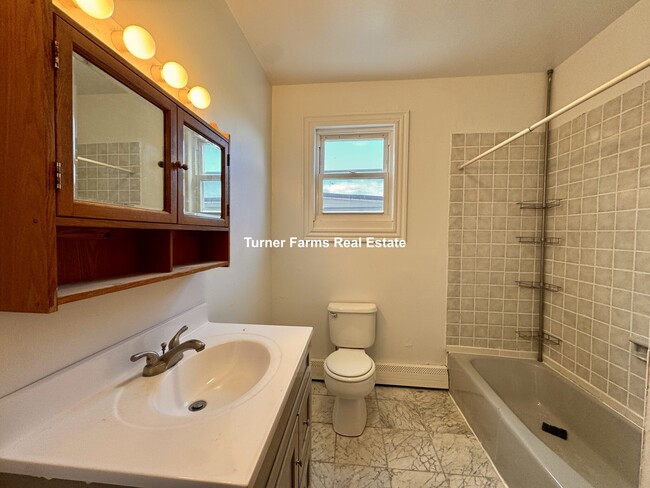 Building Photo - 144 Hillside St