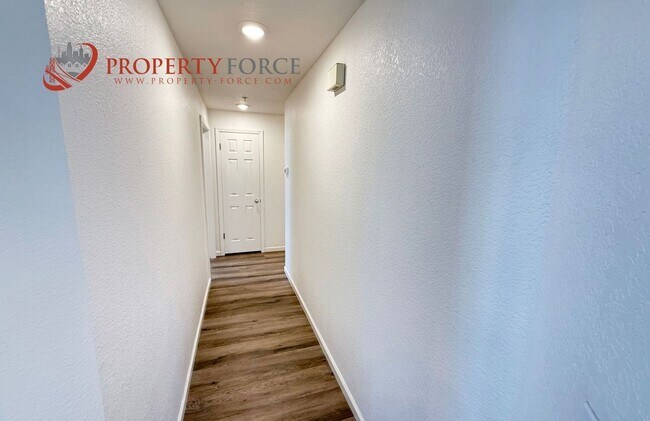 Building Photo - Updated 1,510 Sq Ft Belmont Condo Near Cal...