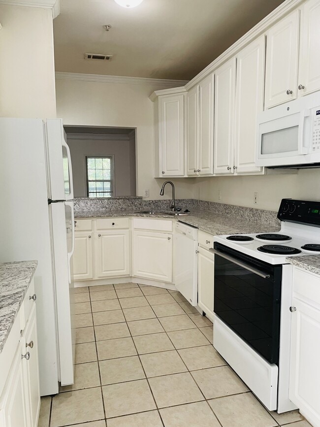 Building Photo - 8845 Fairview Bluff