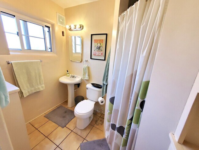 Building Photo - Super Cute, Fully Furnished! All Utilities...