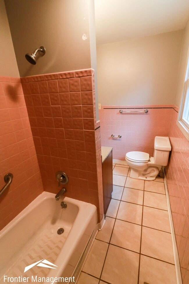 Building Photo - Awesome 5 Bedroom home near campus and Agg...