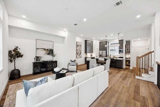 Building Photo - 2121 A Hoskins Dr