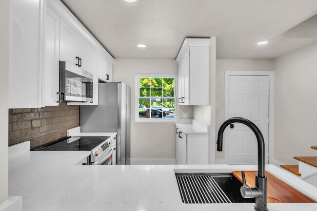 Building Photo - Newly Renovated 2 BR/ 1.5 BA Condo off Eas...