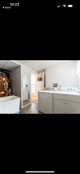 Building Photo - 313 Barres Ln