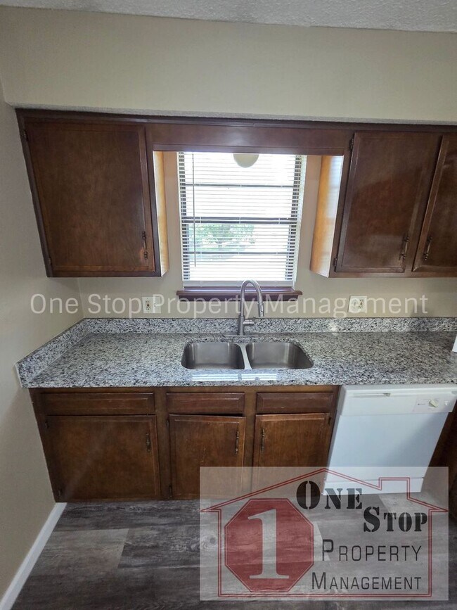 Building Photo - Gorgeous 2 Bedroom, 1.5 Bath in Independence!