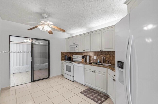 Building Photo - 7507 La Paz Blvd