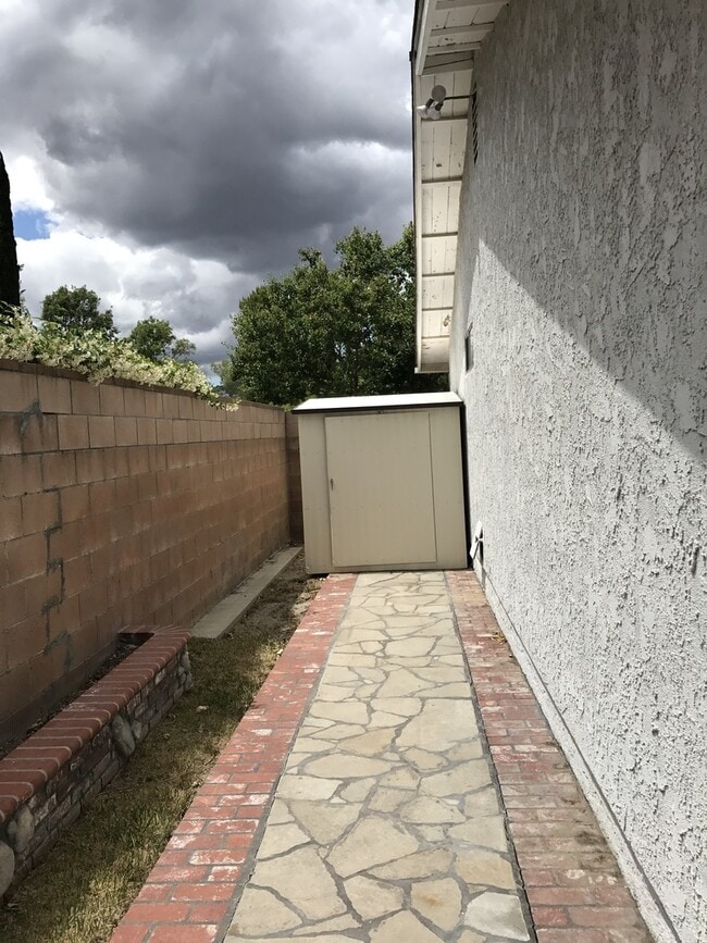 Building Photo - Beautiful 3 Bedroom 2 Bathroom West Hills Home! Great Location! Ready for Move-In!