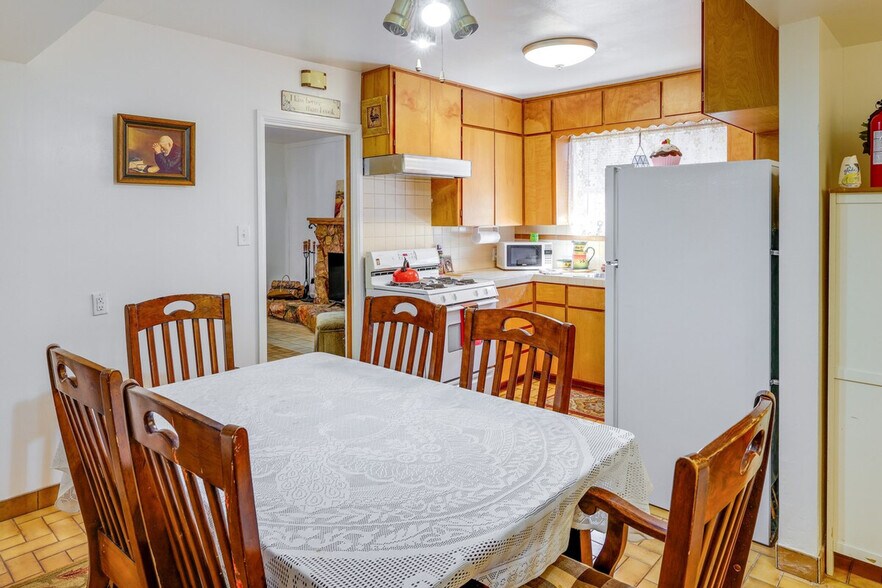 Building Photo - 331 W Windsor Ave