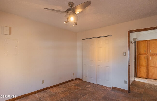 Building Photo - 6851 Ridge Top Dr