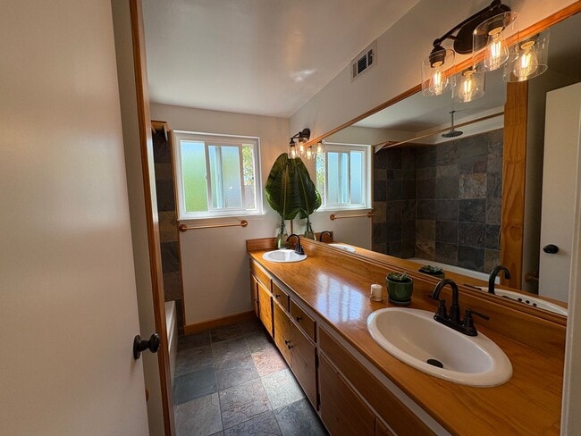 Building Photo - East End Ventura Gem - Spacious, Sunny & Immaculate