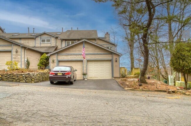 Building Photo - 302 Heights Dr
