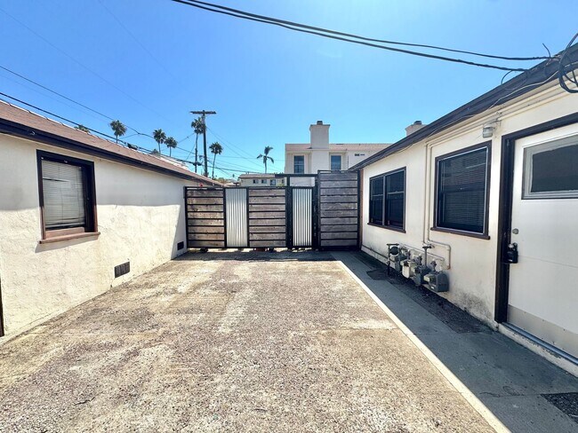 Building Photo - 4826-4832 Del Mar Avenue