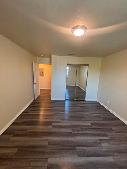 Building Photo - 533 W 93rd St