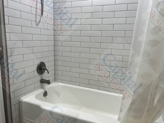 Building Photo - Spacious 3 Bedroom
