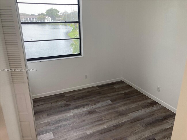 Building Photo - 212 Lake Pointe Dr