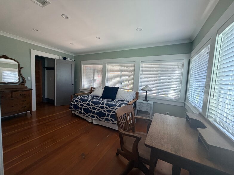 Building Photo - 921 W Alameda St