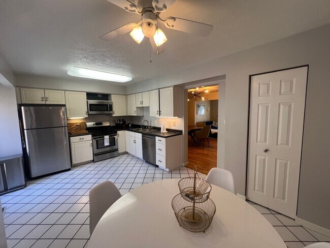 Building Photo - Beautiful 3 Bed/ 3 Bath Townhome in Privat...