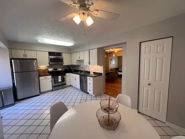 Building Photo - Beautiful 3 Bed/ 3 Bath Townhome in Private cul-de-sac in Shadyside!