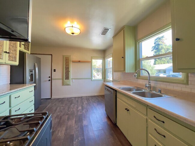 Building Photo - MON301