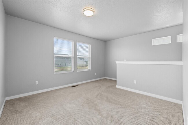 Building Photo - 3 bed, 3 bath with over 2000 sq ft!