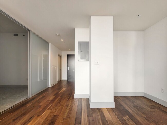 Building Photo - 25th West facing luxury unit located top of Hyatt Hotel!