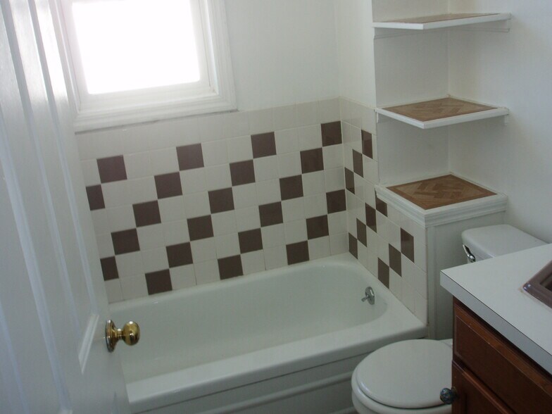 Bath tub - 759 Veto St NW