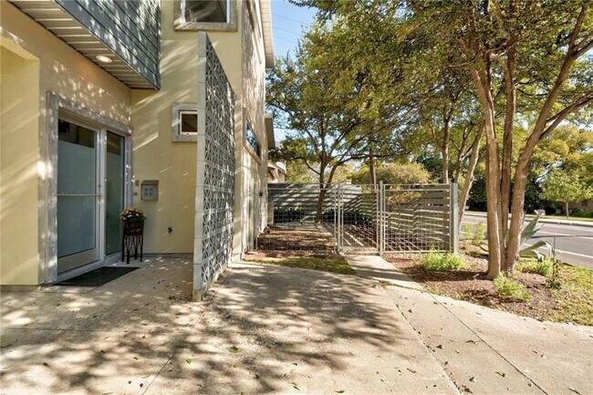 Building Photo - 2700 Cherry Ln