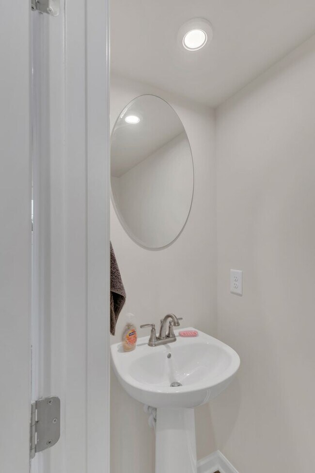 Building Photo - Beautiful Townhome!! Great Location!!