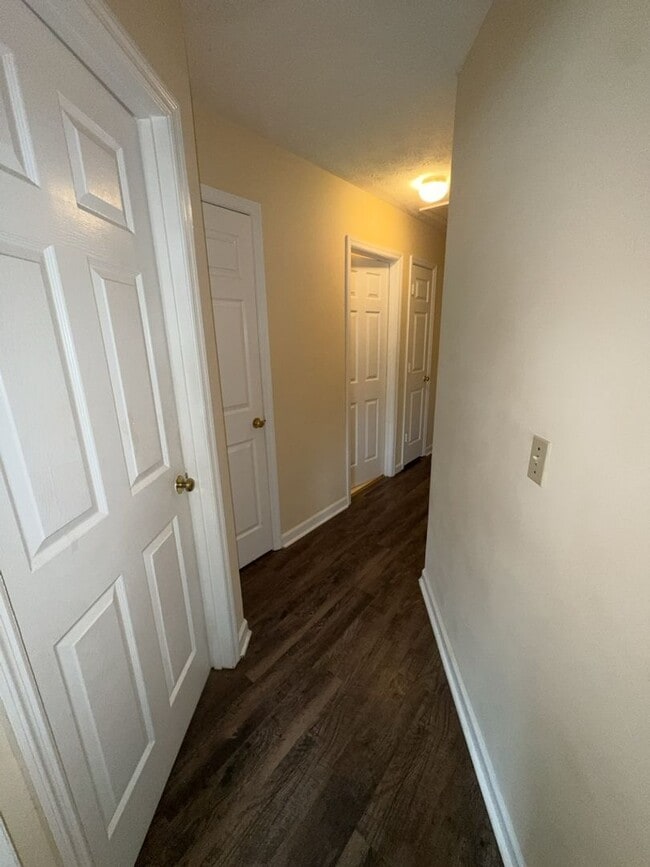 Building Photo - 7003 Robin's Nest Dr