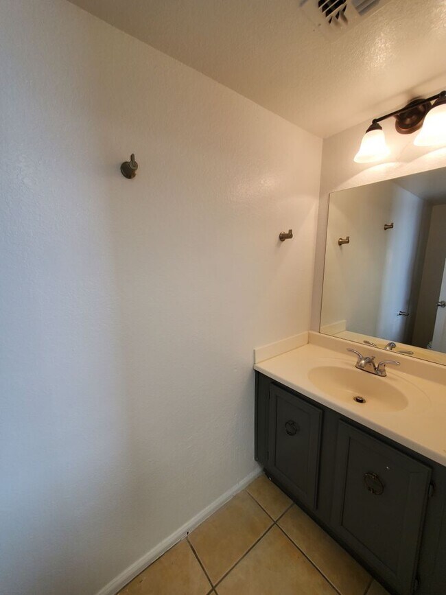 Building Photo - Townhome - newly remodeled kitchen - priva...