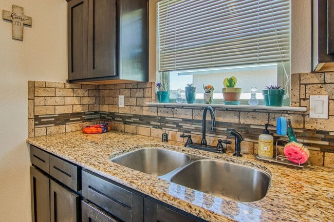 Building Photo - Beautiful Modern & Contemporary House 3 beds-2 baths in 79932