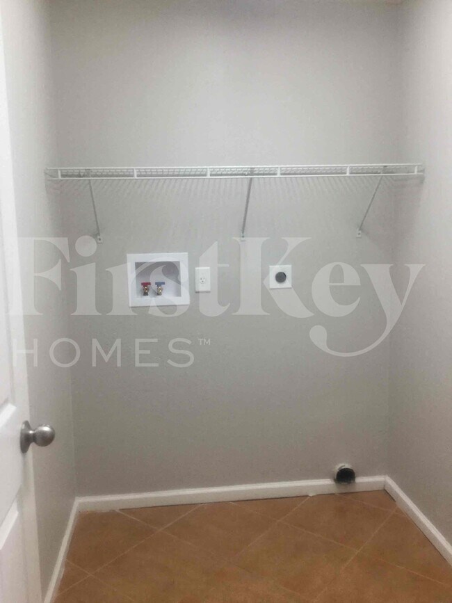 Building Photo - 662 SW Sandbar Terrace