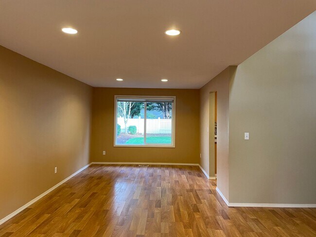 Building Photo - ? Beautifully Updated Home in a Peaceful, Highly Desirable Fisher’s Landing Community ?