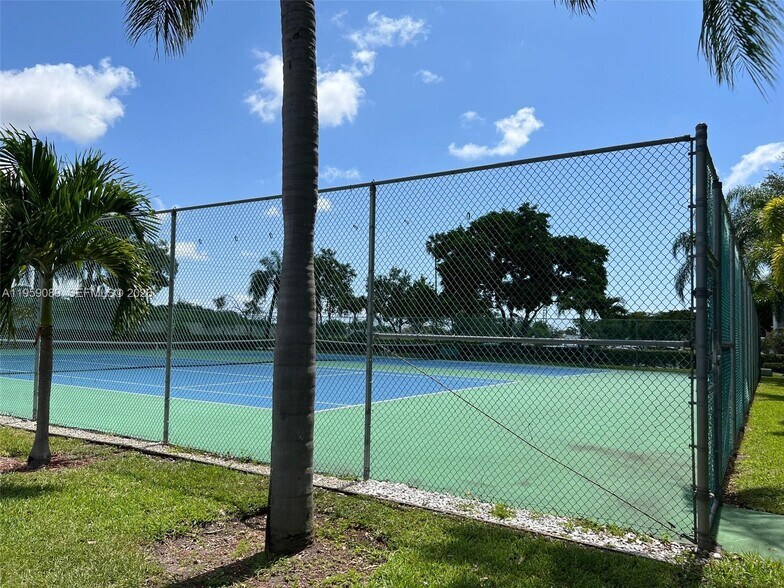 Building Photo - 2226 N Cypress Bend Dr