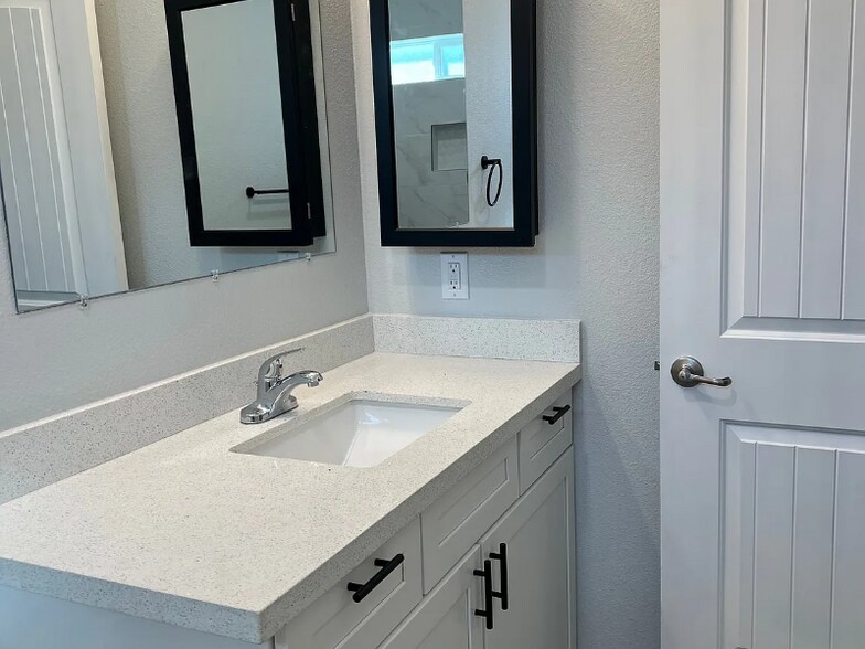 Building Photo - 148 S Avenue B