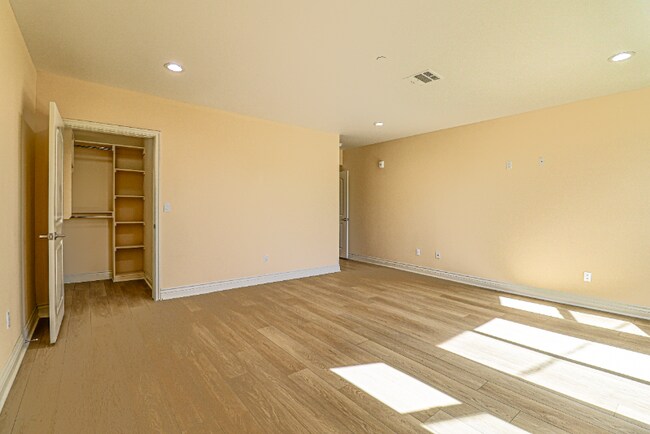 Building Photo - 3674 W Imperial Hwy