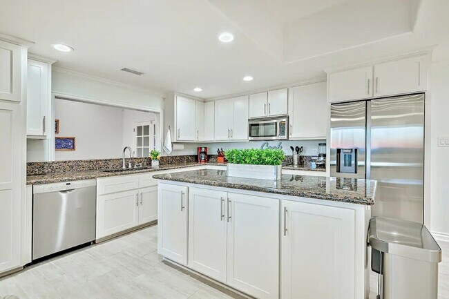 Building Photo - 1185 Tamarack Ave