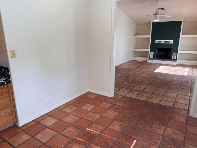 Building Photo - Tempe 2 Bed, 1 Bath Duplex Back Unit with ...