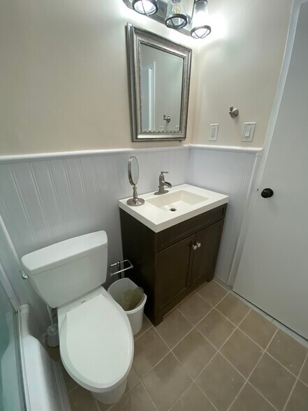 Building Photo - 7420 Lakeview Dr