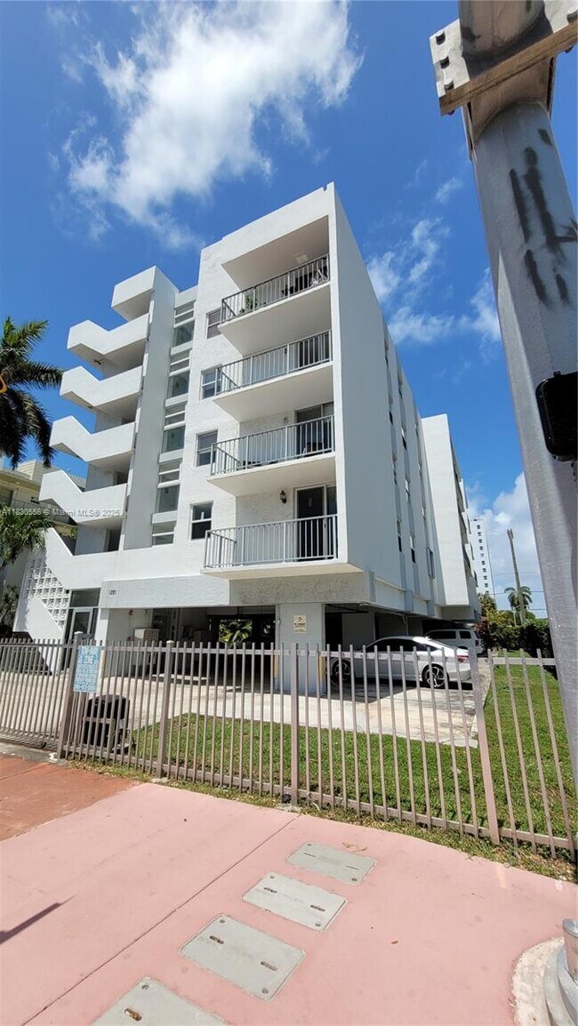 Building Photo - 1250 Alton Rd