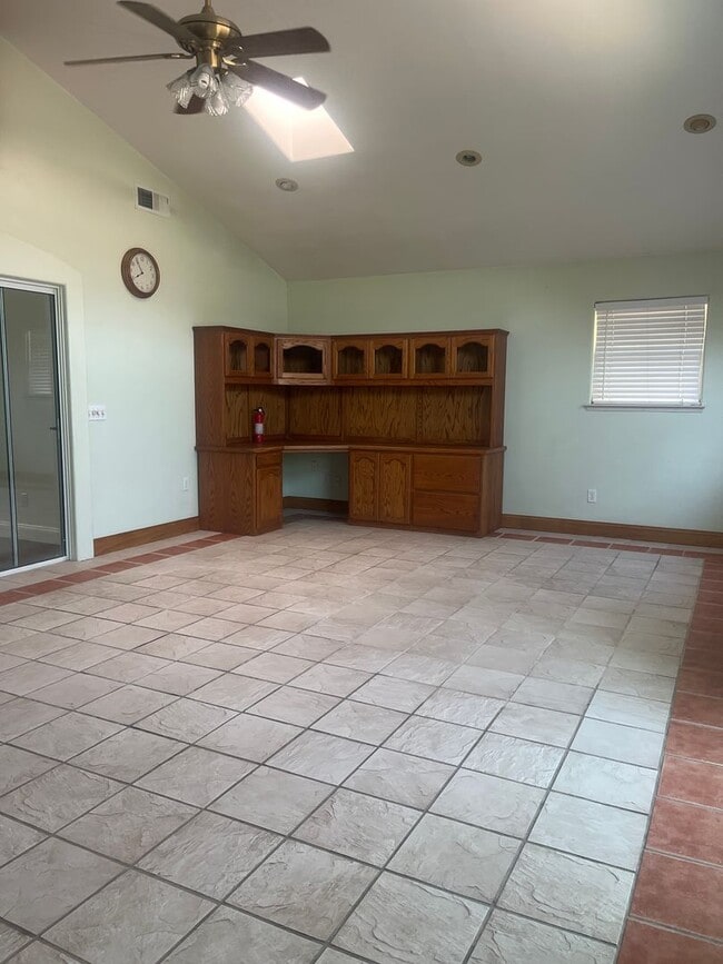 Building Photo - This rental won't last long. Don't miss ou...