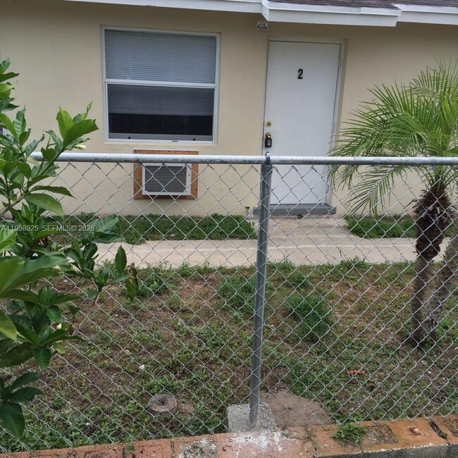 Building Photo - 726 21st St