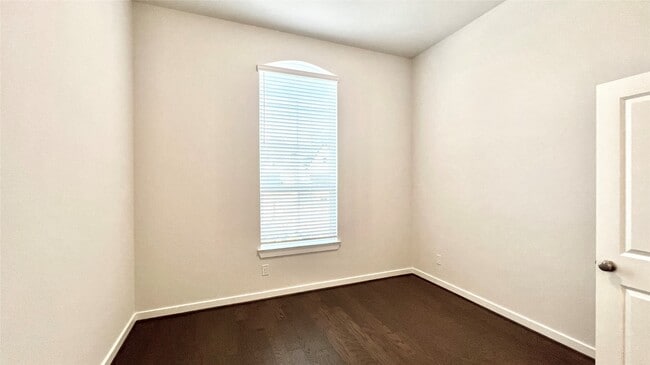 Building Photo - 212 Milas Cv