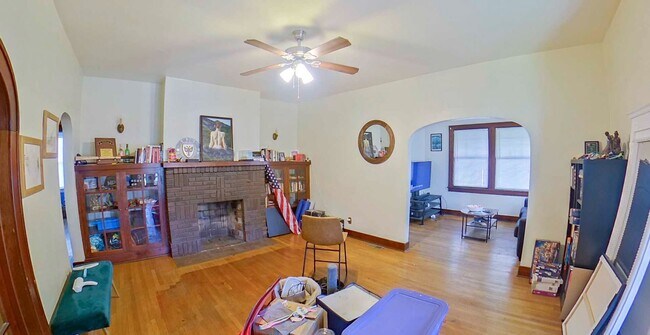 Building Photo - Hardwood Floors + Pet Friendly + Off-Stree...