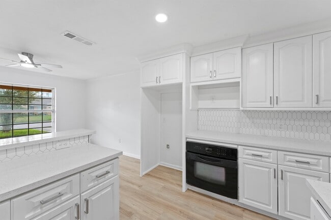 Building Photo - 406 Riverbend St