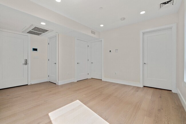 Building Photo - 301 Border St