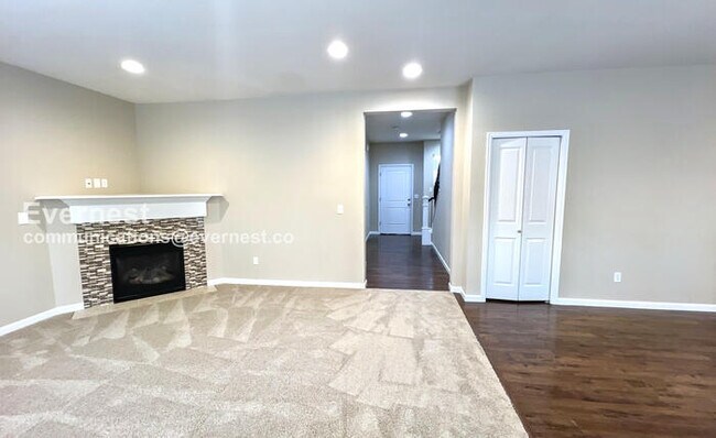 Building Photo - 5 Bed/3 Bath Home with Garage & Fenced Yar...